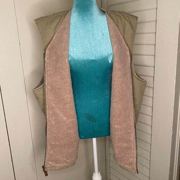 Woolrich Men's Cream and Tan vest - Picture 4 of 7